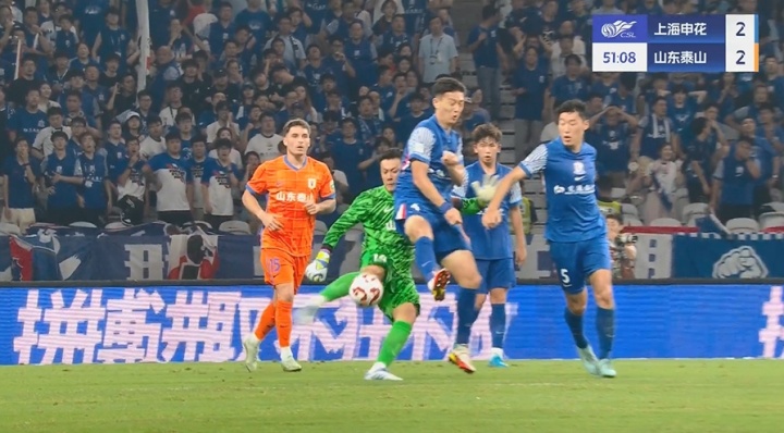 比赛第51分钟，王大雷开球时遭蒋圣龙犯规，蒋圣龙吃到黄牌
