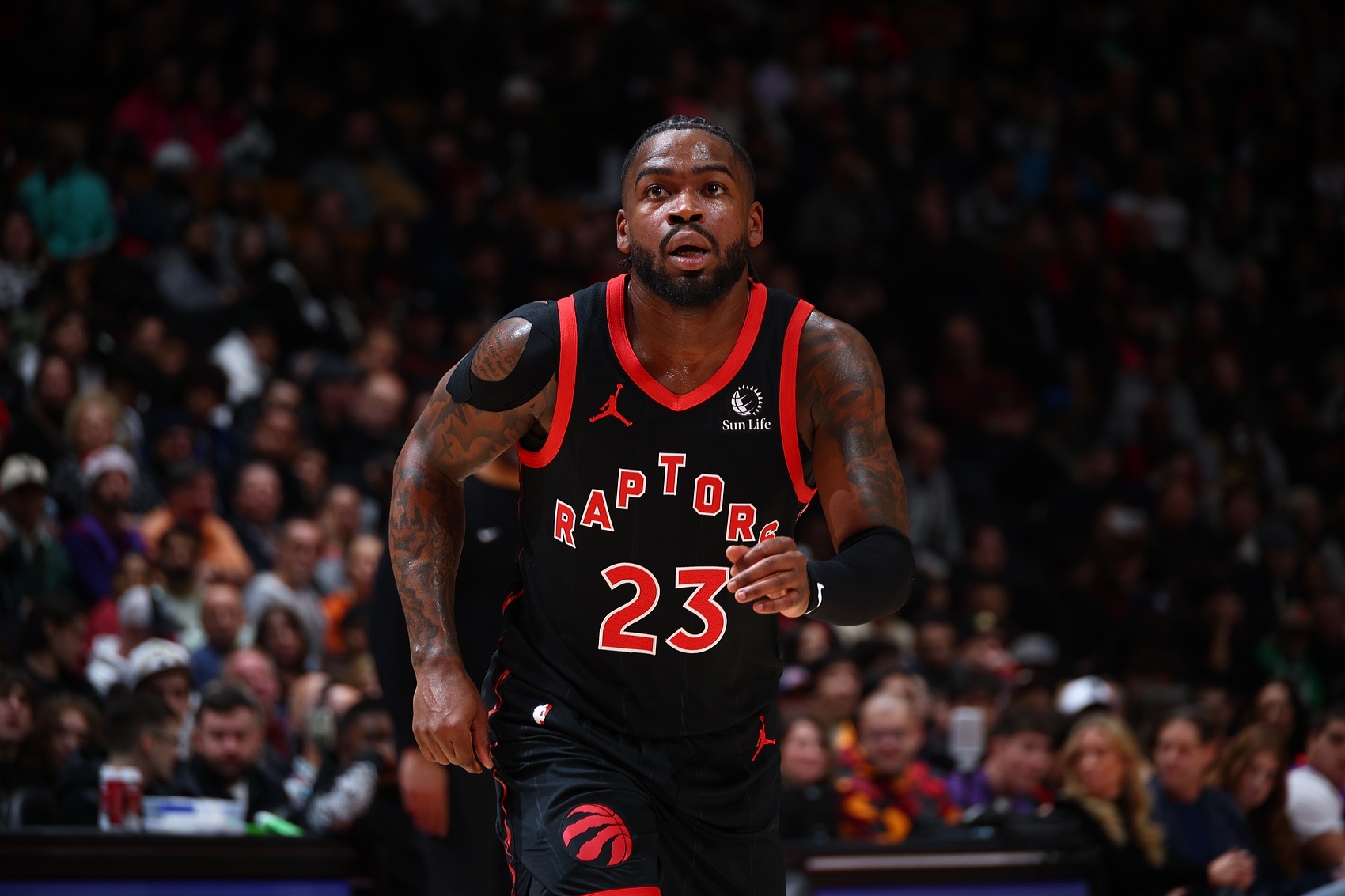 bwin必赢-问题不大！谢德疑似崴脚受伤&amp;一瘸一拐回到替补席 随后返回比赛